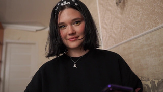 Пока жена играла у телека, её лучшая подруга отсосала мне член