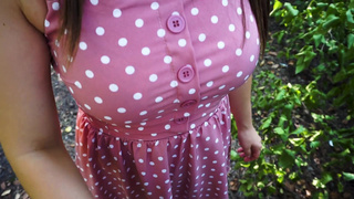 Молодая телка дразнит своего парня голой жопой на улице