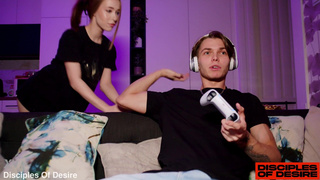 Петя, хватит играть в приставку, лучше поиграй с моей мокрой пиздой, дурень!