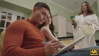 Молодая жена застала мужа с тещей и присоединилась для анала