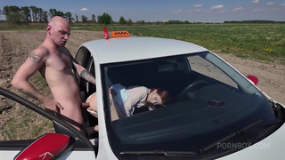 Порно лайфхак – вызвала таксиста в поле, чтобы выебал в пердак